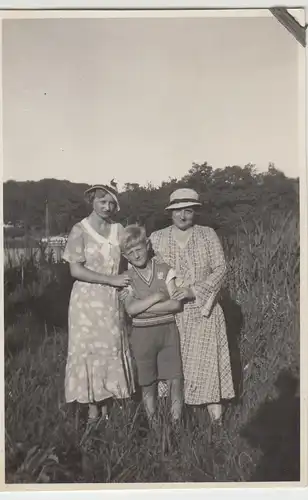 (F4520) Orig. Foto 2 Frauen u. Junge im Freien, 1930er