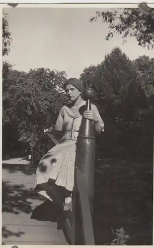 (F4518) Orig. Foto Frau sitzt auf Brückengeländer, 1930er