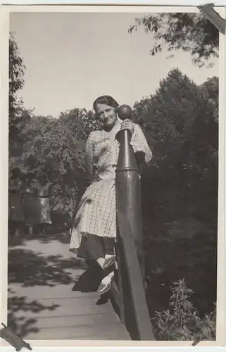(F4517) Orig. Foto Frau sitzt auf Brückengeländer, 1930er