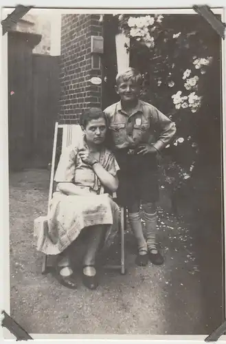 (F4516) Orig. Foto Frau u. Junge im Liegestuhl vor Hauseingang, 1930er