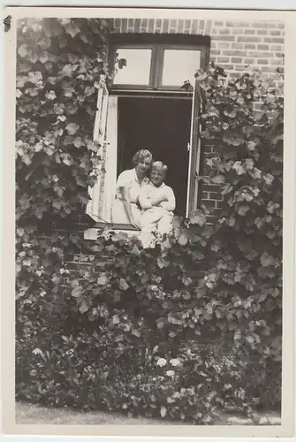 (F4514) Orig. Foto Frau u. Junge sitzen im offenen Fenster, 1930er