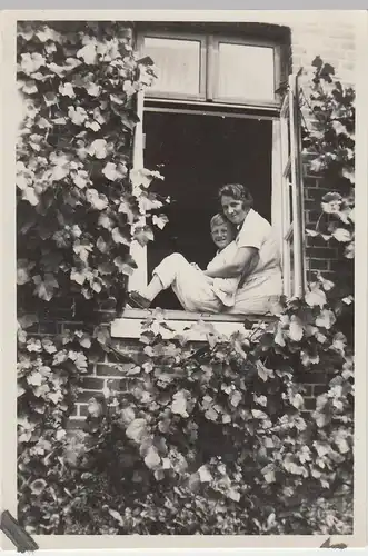 (F4513) Orig. Foto Frau u. Junge sitzen im offenen Fenster, 1930er