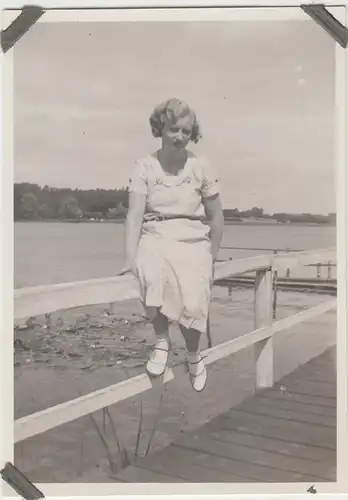 (F4512) Orig. Foto Frau sitzt auf Geländer am See, 1930er
