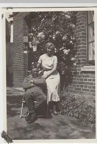 (F4507) Orig. Foto Paar posiert vor Hauseingang, 1930er