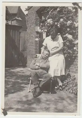 (F4506) Orig. Foto Paar posiert vor Hauseingang, 1930er