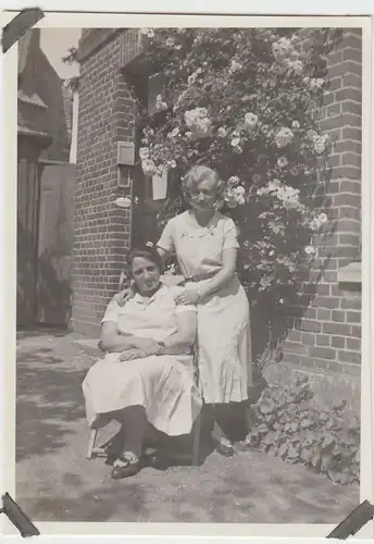 (F4505) Orig. Foto 2 Frauen posieren vor Hauseingang, 1930er