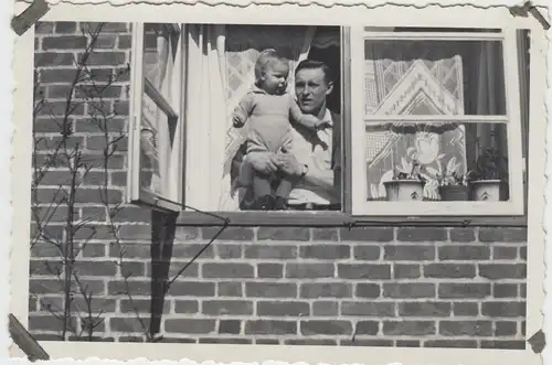 (F4498) Orig. Foto Herr und Kleinkind am offenen Fenster 1930er