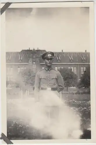 (F4496) Orig. Foto Wehrmacht Soldat vor einem Gebäude 1930er