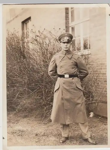 (F4495) Orig. Foto Wehrmacht Soldat posiert an einem Gebäude, 1930er