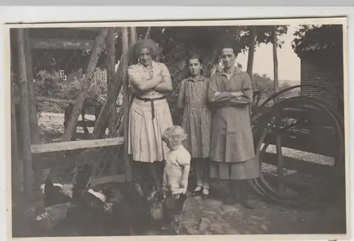 (F4489) Orig. Foto Personen, Kinder am Hühnerstall, 1930er