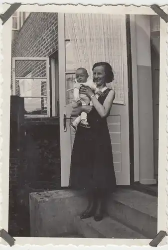 (F4481) Orig. Foto junge Frau mit Kleinkind am Hauseingang, 1930er