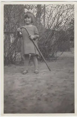 (F4456) Orig. Foto kleines Mädchen mit Gehstock, 1930er