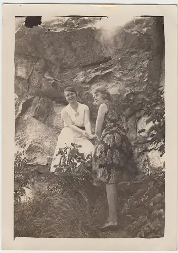 (F4455) Orig. Foto junge Damen vor einer Felswand, 1930er