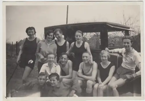 (F4451) Orig. Foto Personen in Sportkleidung an einem Automobil 1931