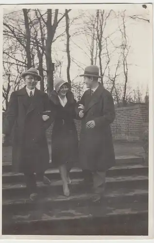 (F4449) Orig. Foto Dame mit 2 Herren auf Treppe, Park 1929