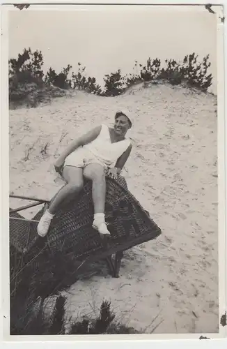 (F4444) Orig. Foto junge Frau am Strand posiert m. Strandkorb, 1930er