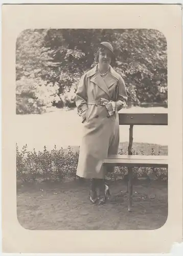 (F4439) Orig. Foto junge Frau im Mantel posiert an Parkbank, 1930er