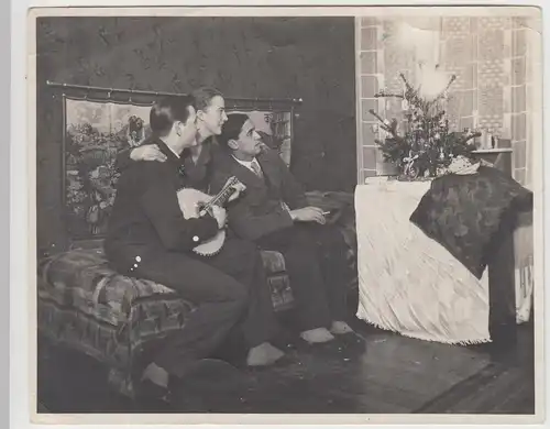 (F4428) Orig. Foto Dame u. 2 junge Herren a. Sofa zu Weihnachten 1930er