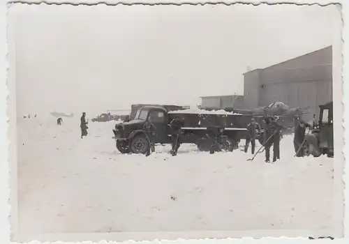 (F4402) Orig. Foto 2.WK Flugplatz im Winter, Soldaten schippen Schnee