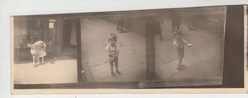 (F4396) Orig. Foto kleiner Junge auf einer Ladenstraße, 3er Bild vor 1945