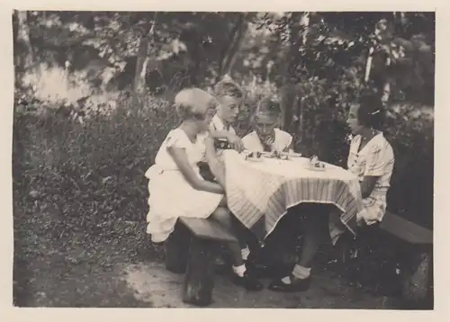 (F4391) Orig. Foto Kinder sitzen an einem Tisch im Freien, vor 1945