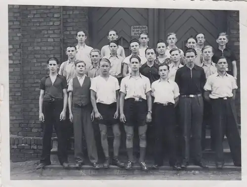 (F4390) Orig. Foto junge Burschen posieren vor einer Tür, Lehrlinge?, vor 1945