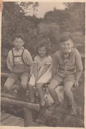 (F4383) Orig. Foto Mädchen und 2 Jungs sitzen auf Brückengeländer