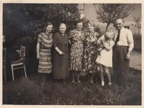 (F4378) Orig. Foto Herr, 4 Damen, Mädchen m. Kleinkind im Garten, vor 1945
