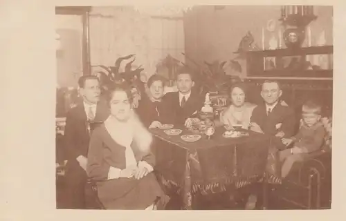 (F4377) Orig. Foto Personen sitzen am Tisch, um 1920