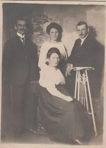 (F4372) Orig. Foto Personen im Fotostudio, vor 1945