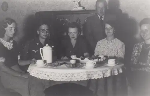 (F4371) Orig. Foto Personengruppe am Kaffee-Tisch, 1933-45