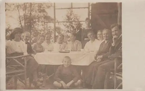 (F4369) Orig. Foto große Personengruppe am Kaffee-Tisch, vor 1945