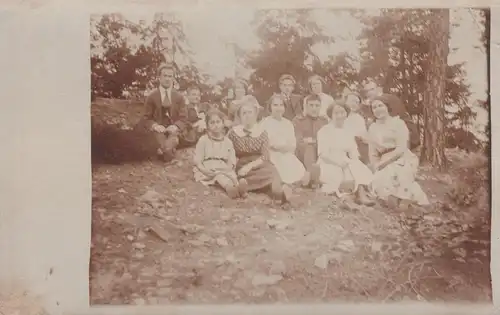 (F4366) Orig. Foto große Personengruppe sitzt im Freien, 1914-18