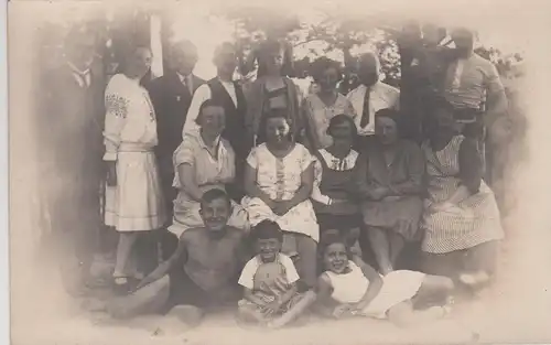 (F4365) Orig. Foto große Personengruppe posiert im Freien, vor 1945