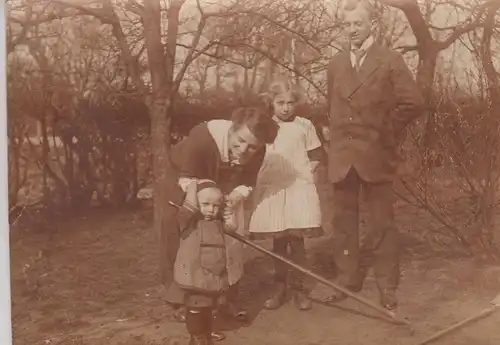 (F4364) Orig. Foto Paar mit Kindern im Garten, um 1920