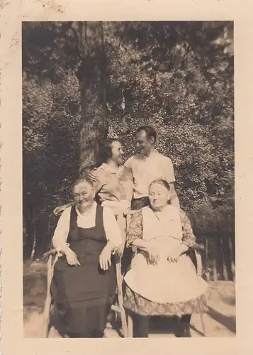 (F4362) Orig. Foto Paar m. 2 älteren Damen vor Baum 1936
