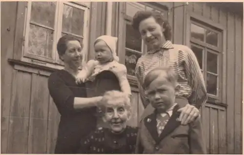 (F4361) Orig. Foto alte Dame m. Frauen u. Kinder, 87. Geburtstag
