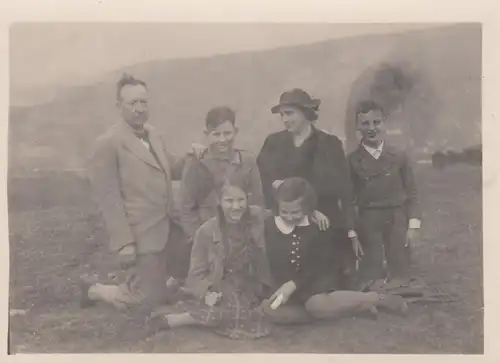 (F4358) Orig. Foto Dame, Herr und 4 Kinder posieren im Freien, vor 1945