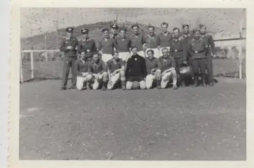 (F4354) Orig. Foto Fußballmannschaft und Soldaten vor dem Tor, 1944