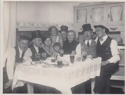 (F4351) Orig. Foto viele Personen am Tisch, Herren mit Zylinder, vor 1945