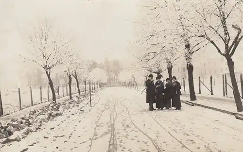 (F4350) Orig. Foto Herr mit Damen auf einer Winterstraße, vor 1945