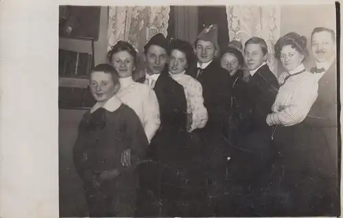 (F4349) Orig. Foto Personen posieren im Raum, Fasching?, vor 1945