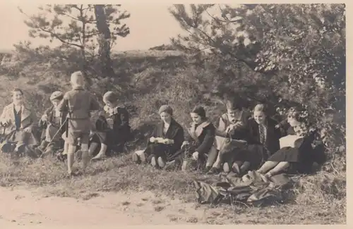 (F4347) Orig. Foto Personen im Freien, Wanderung, Rast, vor 1945