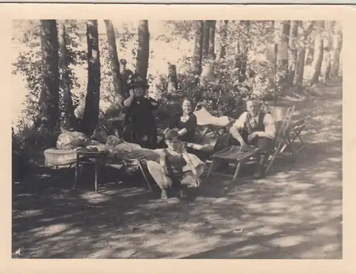 (F4346) Orig. Foto Picknick im Wald, Liegestühle, vor 1945