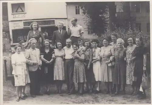 (F4343) Orig. Foto große Gruppe (meißt Damen) am Bus "Sonderfahrt"