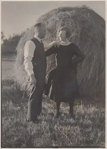 (F4316) Orig. Foto Paar posiert am Heuschober, vor 1945