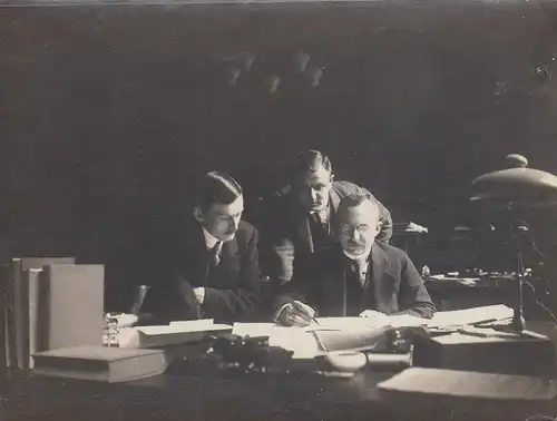 (F4302) Orig. Foto 3 Herren am Arbeitstisch, vor 1945