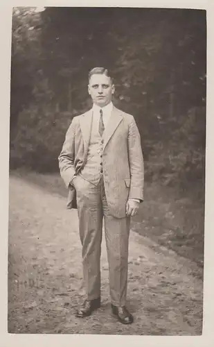 (F4299) Orig. Foto junger Mann im Anzug, im Freien