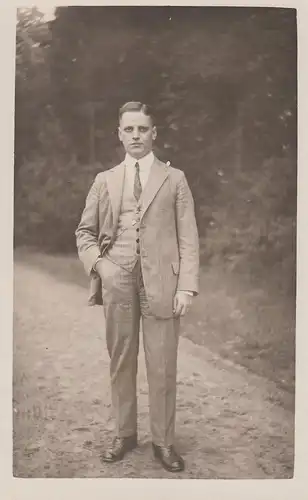 (F4298) Orig. Foto junger Mann im Anzug, im Freien