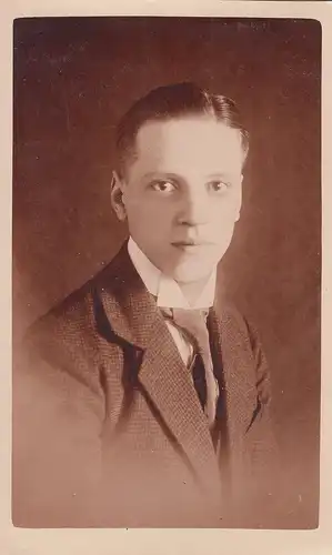 (F4296) Orig. Foto Porträt eines jungen Mannes, vor 1945